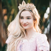 Semua kesusahan itu memang tidak dilakukan Sarah untuk iseng semata. Ia kerap tampil untuk sebagai putri dongeng dalam pesta anak atau acara komunitas. Umumnya ia diberi upah Rp 1,9 jutaan per jam. Namun wanita 25 tahun tersebut juga sering melakukannya secara gratis ketika ber volunteer di rumah sakit demi menghibur anak-anak. Foto: Instagram