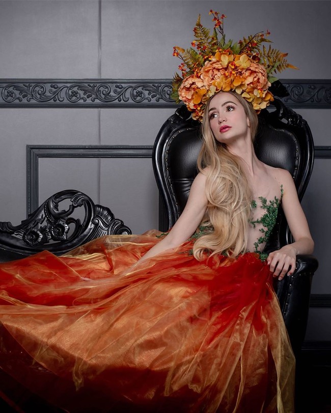 Sarah memiliki hampir semua kostum dari karakter putri terkenal, seperti Belle dari Beauty and The Best, Aurora dari Sleeping Beauty, Ariel dari Little Mermaid, Rapunzel, dari Princess Merida dari Brave, Snow White, hingga Elsa dan Anna dari Frozen. Foto: Instagram