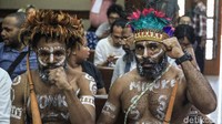 Hakimnya minta pakai celana. Badan di atas tetap kosong, tapi jangan pakai koteka lagi sidang berikutnya karena aturan pengadilan, kata Anes di Pengadilan Negeri Jakarta Pusat, Jl Bungur Raya, Jakarta Pusat, Senin (6/1/2020).