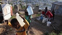 Desember 2010, sejumlah anak-anak mengangkut air untuk persediaan di kamp pengungsian di Distrik Delmas, Port-au-Prince. Selama lima bulan pertama tanggap darurat, UNICEF mendukung operasi penyaluran air bersih kepada sekitar 680.000 orang per hari. Istimewa/UNICEF/LeMoyne.