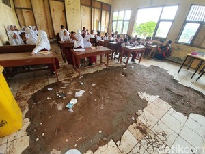 SD di Bekasi Ini Rusak Parah: Atap Bolong hingga Lantai Mengelupas