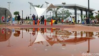 Sejumlah warga beraktifitas di Alun-Alun Kota Depok, Jawa Barat.
