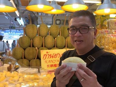 Doyan Makan Durian hingga Bubur, Momen Seru Helmy Yahya Saat Wisata Kuliner