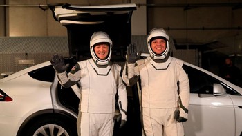 Behnken dan Hurley tiba di Kennedy Space Center menggunakan baju astronot buatan SpaceX dan menunggangi mobil Tesla. Foto: NASA