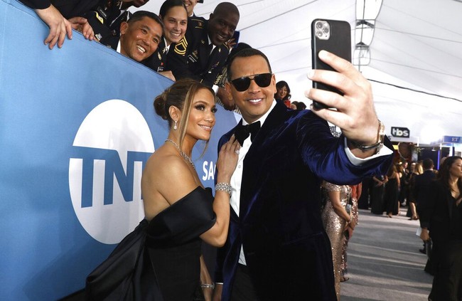 Jennifer Lopez dan Alex Rodriguez juga menyempatkan diri untuk menyapa para penggemarnya. Mereka bahkan memberi kesempatan kepada para fans untuk foto bersama. (Foto: Matt Sayles/Invision/AP)