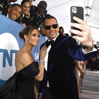 Jennifer Lopez dan Alex Rodriguez juga menyempatkan diri untuk menyapa para penggemarnya. Mereka bahkan memberi kesempatan kepada para fans untuk foto bersama. (Foto: Matt Sayles/Invision/AP)