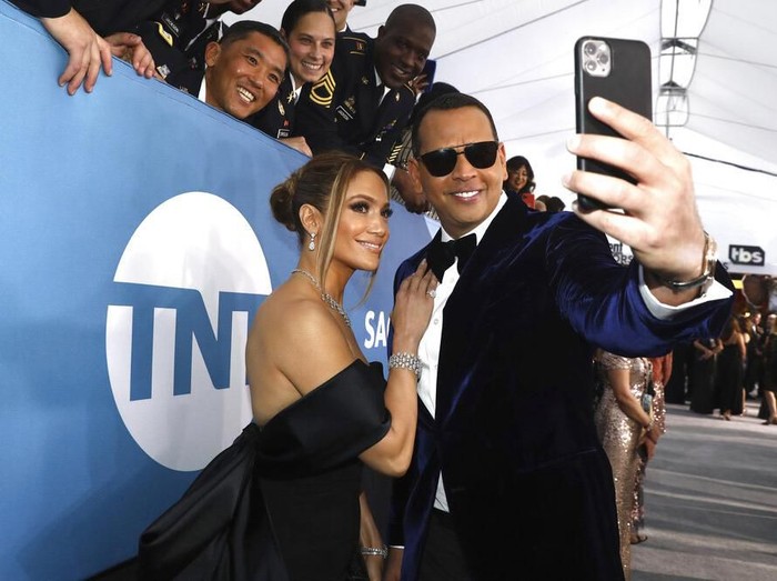 Jennifer Lopez di SAG Awards 2020 Jennifer Lopez arrives at the 26th annual Screen Actors Guild Awards at the Shrine Auditorium & Expo Hall on Sunday, Jan. 19, 2020, in Los Angeles. (Photo by Jordan Strauss/Invision/AP)