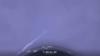 Terlihat kapsul Crew Dragon telah memisahkan diri dari roket Falcon 9. Pemisahan ini didorong oleh sistem mesin yang disebut SuperDraco. Foto: SpaceX/NASA