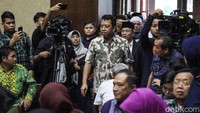 Rommy divonis 2 tahun penjara, denda Rp 100 juta subsider 3 bulan kurungan. Mantan anggota DPR itu bersalah menerima uang terkait jual beli jabatan di Kementerian Agama (Kemenag).