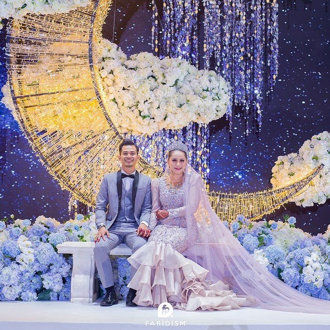Pelaminannya pun dibuat tak kalah romantis. Dengan background berbentuk bulan sabit jumbo.  Foto: Instagram @iamellymazlein