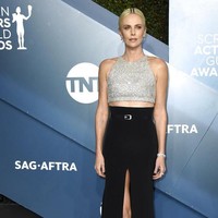 Gaun dual-tone dari Givenchy menjadi pilihan Charlize Theron. Atasan bergaya crop yang mengekspos sedikit perut ratanya itu mengakomodasi aura seksi bintang Bombshell itu.   (Foto: Jordan Strauss/Invision/AP)