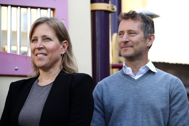 Susan Wojcicki, istri executive Google Dennis TroperIstri dari eksekutif Google berikut bukan orang biasa. Ia adalah CEO YouTube. Sejak awal, keduanya pun berjuangan untuk sukses bersama. Bahkan rumah mereka adalah tempat kelahiran Google. Pasangan tersebut menyewaka garasi dan dua kamar mereka untuk membangun Google. Foto: Justin Sullivan/Getty Images