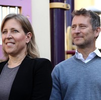 Susan Wojcicki, istri executive Google Dennis TroperIstri dari eksekutif Google berikut bukan orang biasa. Ia adalah CEO YouTube. Sejak awal, keduanya pun berjuangan untuk sukses bersama. Bahkan rumah mereka adalah tempat kelahiran Google. Pasangan tersebut menyewaka garasi dan dua kamar mereka untuk membangun Google. Foto: Justin Sullivan/Getty Images