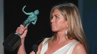 Jennifer Aniston tampak sangat bahagia saat namanya diumumkan jadi juara dan berhasil membawa pulang piala itu. Rich Fury/Getty Images