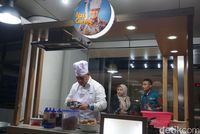Ketua KPK Firli Bahuri memasak nasi goreng.