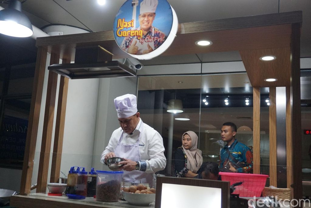 Ketua KPK Firli Bahuri memasak nasi goreng.