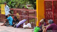 Biasanya jumlah mereka kian bertambah saat perayaan Imlek nanti.
