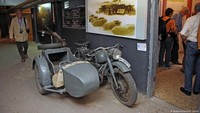 Melansir dari laman DW, pria tersebut memakai atribut ala militer lengkap dengan lencana Nazi dan potongan rambut dan kumis ala Adolf Hitler. Ia terlihat mengendarai motor sespan (side-car). Motor itu terlihat seperti kendaraan di era perang dunia kedua. Pada masa itu motor sespan (dengan boncengan di samping) memang cukup banyak ditemui.Foto: DW