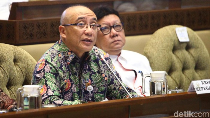 Komisi II DPR melakukan rapat kerja bersama Kementerian PAN-RB dan Badan Kepegawaian Nasional (BKN) membahas seleksi CPNS 2019-2020.