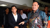 Ketua KPK Firli Bahuri bersama Wakil Ketua KPK Alexander Marwata, Lili Pintauli Siregar, Nurul Ghufron, dan Nawawi Pomolango tiba di halaman Gedung Nusantara III Kompleks Parlemen, Senayan, Jakarta, Senin (20/1/2020) sekitar pukul 14.03 WIB. Mereka berlima sudah sempat turun dari mobil dan bersiap-siap masuk ke lobi.