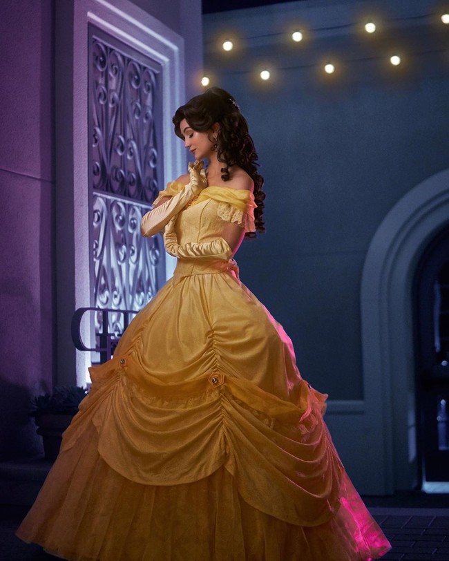 Sarah sudah mengoleksi sekitar 17 kostum dan 16 wig. Wanita asal Amerika Serikat itu juga telah mengeluarkan uang sekitar Rp 166 jutaan untuk pakaian dan Rp 28 jutaan untuk rambut palsu. Foto: Instagram