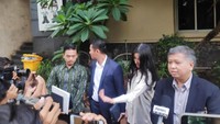 Foto: Pemeriksaan Siwi selesai pada pukul 16.15 WIB. Dalam pemeriksaan itu dia didampingi tim kuasa hukumnya. (Matius Alfons/detikcom)