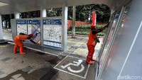Bangku untuk menunggu kedatangan bus juga dibersihkan.