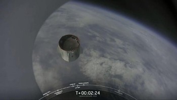 Kapsul Crew Dragon kemudian didorong oleh SuperDraco hingga ketinggian 43 km. Foto: SpaceX/NASA