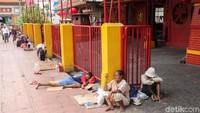 Mereka sengaja datang agar mendapat angpao dari jemaat.