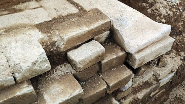 Struktur bangunan candi yang ditemukan saat akan membangun septic tank