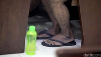 Mereka juga memakai sandal jepit saat menjalani sidang.