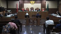 Sidang menghadirkan sejumlah saksi.