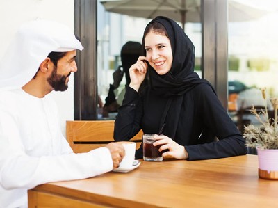 Kafe Arab Saudi Kini Izinkan Perempuan dan Laki-Laki Duduk Semeja
