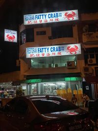 Keren! Pegawai Resto Bantu Cari Cincin Pengunjung di Lautan Sampah Kepiting