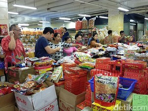 Ini Pernak-pernik Imlek yang Paling Diburu Warga di Pasar Atom