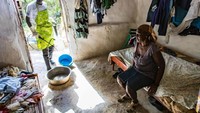 November 2016, Seorang anggota tim respon cepat kolera melakukan disinfeksi area yang berpotensi terkontaminasi di kawasan Jacmel, Haiti. Diperlukan waktu 3 tahun untuk membasmi kolera di Haiti sejak gempa. Istimewa/UNICEF/Bradley.