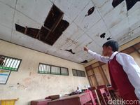 SD di Bekasi Ini Rusak Parah: Atap Bolong hingga Lantai Mengelupas