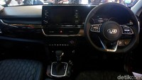 Dari sarana hiburan dan komunikasi, monitor LCD sebesar 8 inch (untuk varian EXP dan EX) ditanam berisikan banyak fungsi untuk mempermudah aktivitas mengemudi, sedangkan untuk tipe terendah E (Selain Bluetooth voice, head unit All-New Kia Seltos sudah dilengkapi Apple Car Play dan Android Auto.