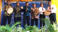 Hadir Direktur PT Bank Tabungan Negara (Persero) Tbk. Hirwandi Gafar (kedua kiri) Bersama Kepala Otoritas Jasa Keuangan Aceh Aulia Fadly (kiri), Walikota Lhokseumawe Suaidi Yahya (ketiga kiri), Kepala Divisi Syariah Bank BTN Alex Sofjan Noor (ketiga kanan) Pimpinan Bank Indonesia (BI) Lhokseumawe Lama Yufrizal (kedua kanan) dan Pimpinan BI Lhokseumawe Baru  Yukon Afrinaldo dalam acara pembukaan 4 Kantor Cabang Pembantu Syariah (KCPS) Bank BTN di Lhokseumawe, Aceh, Senin (20/1). Foto: dok. Bank BTN