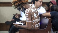 Dalam eksepsinya, para terdakwa meminta hakim membebaskan mereka dari sel tahanan.