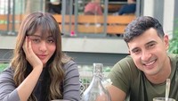 Keduanya saling mengenal sejak 2019. Margin menyebut, Ali berani datang ke rumahnya dan langsung mengutarakan niat untuk meminangnya. Foto: Ali Syakieb Lebih Berani Posting Foto Bareng Margin Wieheerm! Instagram