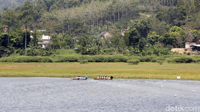 Permukaan air Situ Ciburuy di Bandung Barat, sempat surut akibat musim kemarau. Kini, Situ Ciburuy kembali memperlihatkan pesonanya seiring datangnya musim hujan.