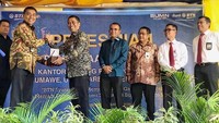 Unit Usaha Syariah (UUS) Bank BTN mengonversi jaringan kantor perseroan menjadi KCP Syariah Ulee Kareng, KCP Syariah Meulaboh, KCP Syariah Langsa, dan KCP Syariah Lhokseumawe. Konversi jaringan ini mengikuti kebijakan Qanun Aceh Nomor 11 Tahun 2018 tentang Lembaga Keuangan Syariah (LKS). Kebijakan tersebut ditetapkan sesuai keistimewaan Aceh dalam pelaksanaan syariat Islam dan memerlukan layanan lembaga keuangan syariah. Dengan adanya konversi ini, maka seluruh produk dan layanan perbankan konvensional milik Bank BTN di Aceh akan berganti ke sistem syariah. Foto: dok. Bank BTN