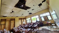 Kepala Sekolah SDN Samudrajaya 04, Adi Siswanto, mengatakan rasa was-was tiba ketika hujan turun. Pasalnya, guru-guru khawatir hujan deras akan membuat atap sekolah roboh dan menimpa para siswa.