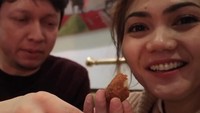 Nama Josscy tengah menjadi perbincangan setelah salah seorang netizen yang menyebut dirinya sebagai pengangguran, karena selalu ngintilin Rina Nose kemana pun Rina pergi. Foto: Instagram @josscy