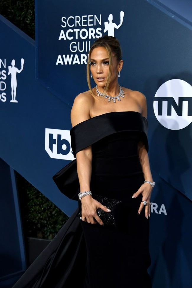 Bintang Hollywood bertaburan di SAG Awards 2020 yang berlangsung di Shrine Auditorium, Los Angeles, California, AS, Minggu (19/1/2020) atau Senin pagi WIB. Mereka berlomba-lomba memberikan penampilan terbaiknya, tanpa terkecuali Jennifer Lopez. (Foto: Jon Kopaloff/Getty Images)