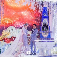 Pernikahan dengan dekorasi semarak tersebut berlangsung di World Trade Centre, Kuala Lumpur.  Salah satu bagian dari pernikahan ELly dan Azlan yang menyedot perhatian adalah kue pernikahan mereka.  Foto: Instagram @iamellymazlein