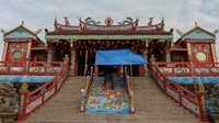 Vihara Surya Dharma di Pekanbaru juga menjadi salah satu vihara dengan arsitektur yang menawan. Bangunan vihara yang didominasi warna merah ini juga dihiasi dengan gambar maupun patung naga di sejumlah bagian gedungnya. Selain warna merah, warna hijau dan emas juga tampak menghiasi bangunan vihara ini. Antara Foto/Rony Muharrman.