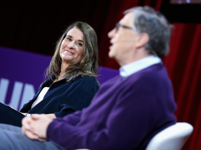 istri bos teknologi NEW YORK, NY - FEBRUARY 13: Melinda Gates and Bill Gates speak during the Lin-Manuel Miranda In conversation with Bill & Melinda Gates panel at Hunter College on February 13, 2018 in New York City. (Photo by John Lamparski/Getty Images)