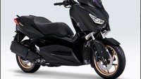 Edisi istimewa itu tampil dengan warna Matte Black yang merupakan warna ciri khas MAXI dilengkapi sentuhan aksen emas, membuatnya terlihat makin mewah dan elegan. Tampilannya lebih berkelas lagi dengan logo MAXI Signature yang menempel pada body motor dan gold cast wheel (velg). Foto: dok. PT Yamaha Indonesia Motor Manufacturing (YIMM)